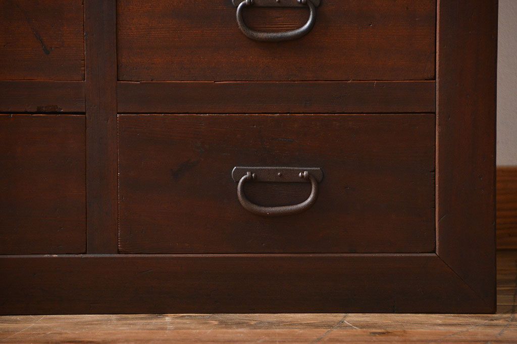 アンティーク家具　古民具・骨董　引き出し12杯付き古い木製のガラス引き戸収納棚(水屋箪笥)