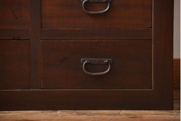 アンティーク家具　古民具・骨董　引き出し12杯付き古い木製のガラス引き戸収納棚(水屋箪笥)