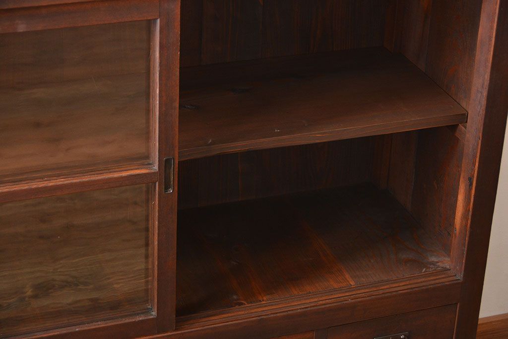 アンティーク家具　古民具・骨董　引き出し12杯付き古い木製のガラス引き戸収納棚(水屋箪笥)