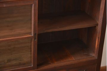 アンティーク家具　古民具・骨董　引き出し12杯付き古い木製のガラス引き戸収納棚(水屋箪笥)