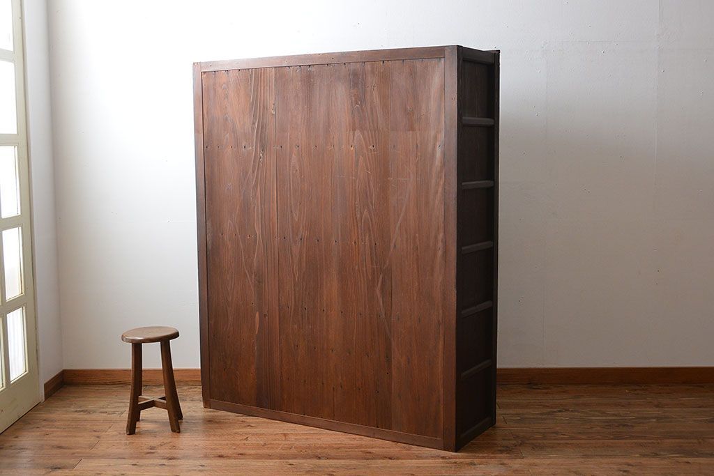 アンティーク家具　古民具・骨董　引き出し12杯付き古い木製のガラス引き戸収納棚(水屋箪笥)