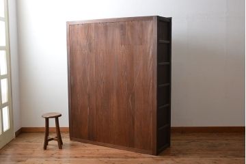 アンティーク家具　古民具・骨董　引き出し12杯付き古い木製のガラス引き戸収納棚(水屋箪笥)