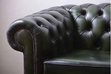 アンティーク家具　イギリス製　本革チェスターフィールドラブソファ