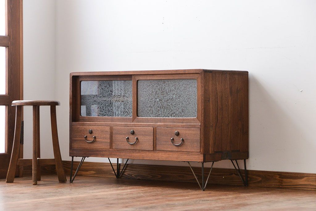 レトロ家具　昭和レトロ　鉄脚付き!結霜ガラス引き戸のアンティークローボード