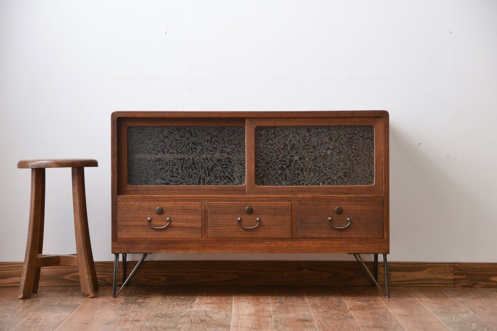 レトロ家具　昭和レトロ　鉄脚付き!結霜ガラス引き戸のアンティークローボード