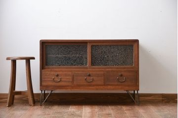 レトロ家具　昭和レトロ　鉄脚付き!結霜ガラス引き戸のアンティークローボード