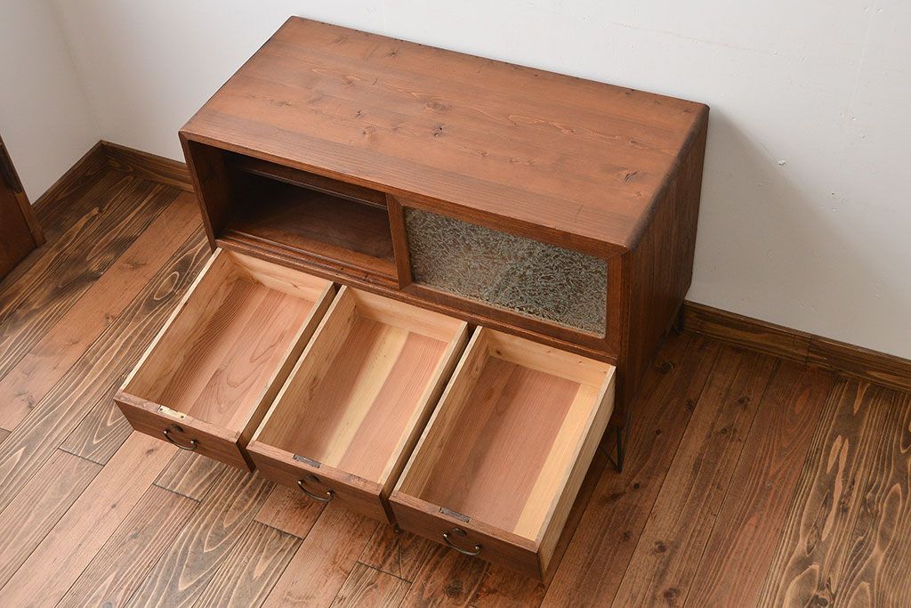 レトロ家具　昭和レトロ　鉄脚付き!結霜ガラス引き戸のアンティークローボード