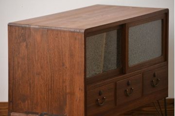 レトロ家具　昭和レトロ　鉄脚付き!結霜ガラス引き戸のアンティークローボード