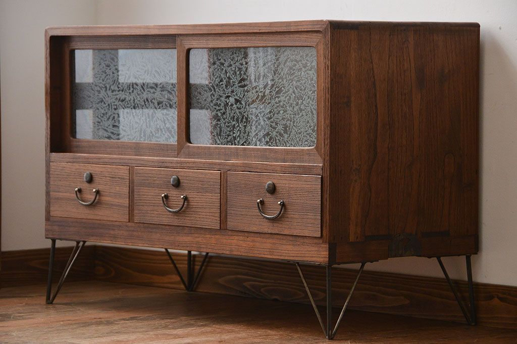 レトロ家具　昭和レトロ　鉄脚付き!結霜ガラス引き戸のアンティークローボード