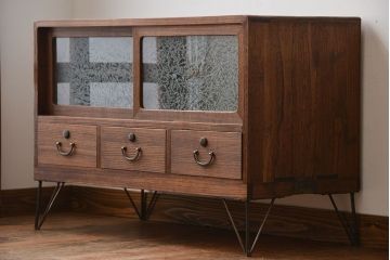 レトロ家具　昭和レトロ　鉄脚付き!結霜ガラス引き戸のアンティークローボード