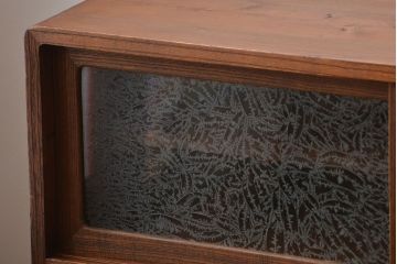 レトロ家具　昭和レトロ　鉄脚付き!結霜ガラス引き戸のアンティークローボード