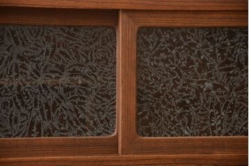 レトロ家具　昭和レトロ　鉄脚付き!結霜ガラス引き戸のアンティークローボード