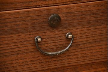 レトロ家具　昭和レトロ　鉄脚付き!結霜ガラス引き戸のアンティークローボード