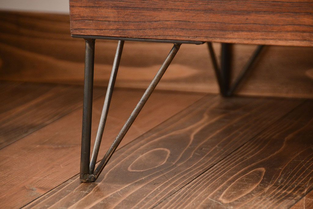 レトロ家具　昭和レトロ　鉄脚付き!結霜ガラス引き戸のアンティークローボード