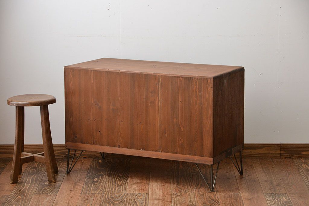 レトロ家具　昭和レトロ　鉄脚付き!結霜ガラス引き戸のアンティークローボード