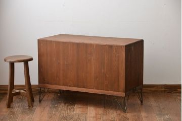 レトロ家具　昭和レトロ　鉄脚付き!結霜ガラス引き戸のアンティークローボード