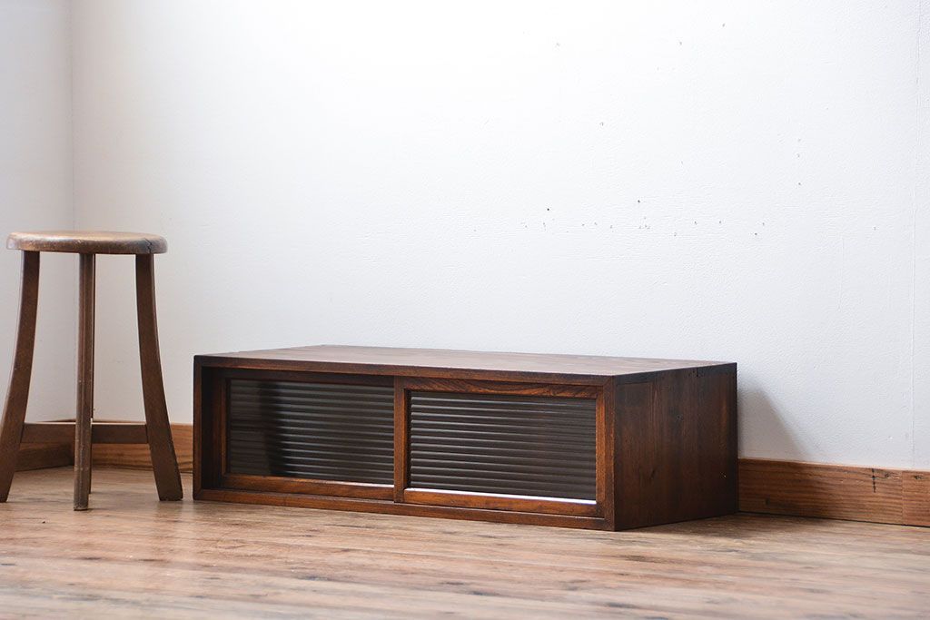 アンティーク家具　和製アンティーク　前面欅材!モールガラス引き戸の小さなローボード