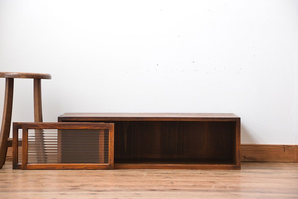 アンティーク家具　和製アンティーク　前面欅材!モールガラス引き戸の小さなローボード