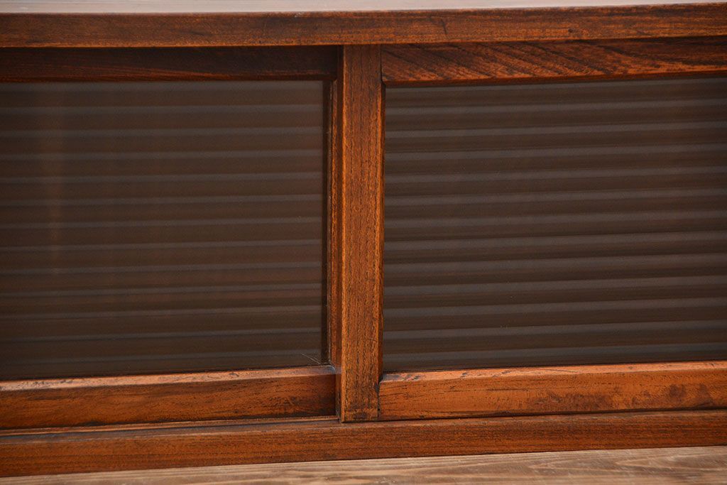 アンティーク家具　和製アンティーク　前面欅材!モールガラス引き戸の小さなローボード