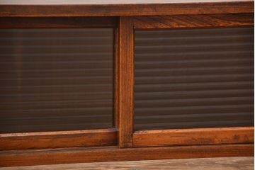 アンティーク家具　和製アンティーク　前面欅材!モールガラス引き戸の小さなローボード