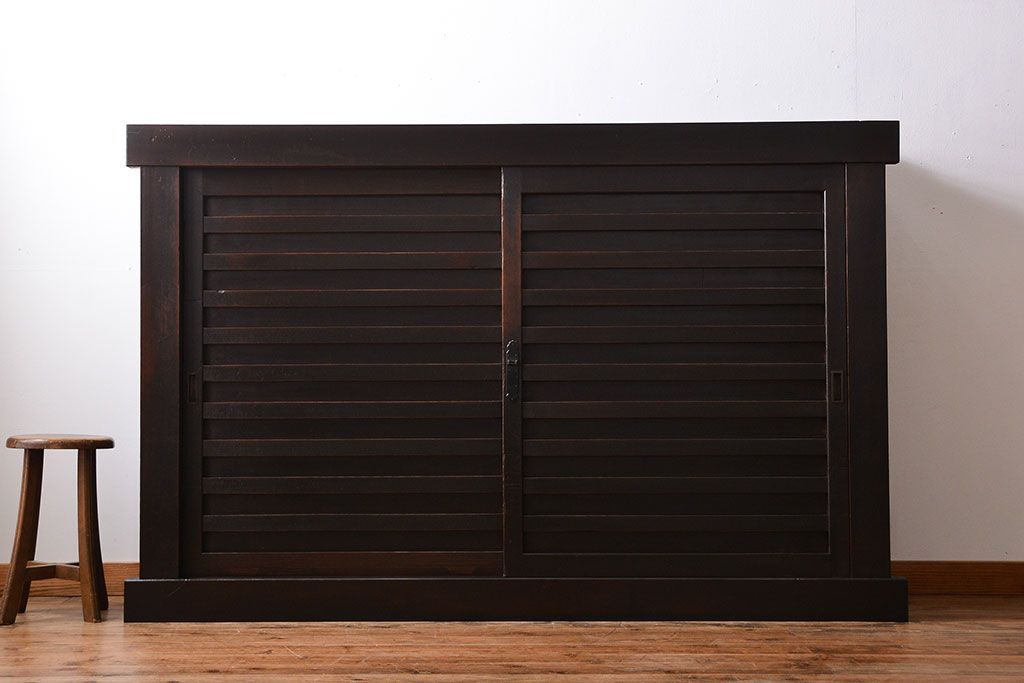 アンティーク家具　六尺　古民具・骨董　横桟引き戸の大きな木製アンティーク収納棚(水屋箪笥)