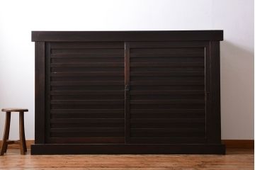 アンティーク家具　六尺　古民具・骨董　横桟引き戸の大きな木製アンティーク収納棚(水屋箪笥)