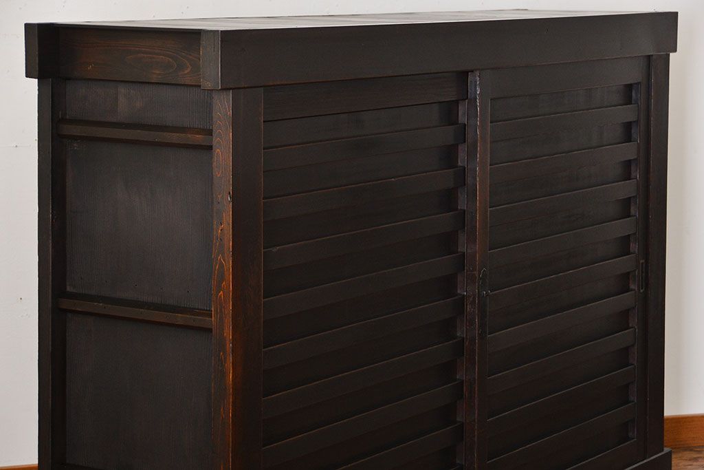 アンティーク家具　六尺　古民具・骨董　横桟引き戸の大きな木製アンティーク収納棚(水屋箪笥)
