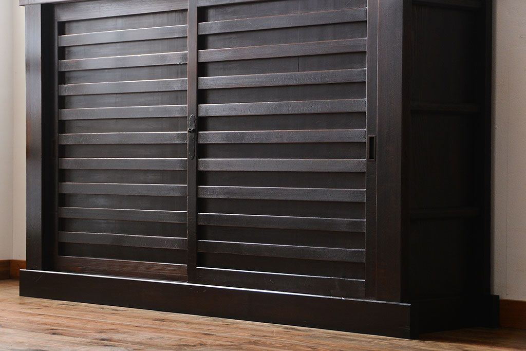 アンティーク家具　六尺　古民具・骨董　横桟引き戸の大きな木製アンティーク収納棚(水屋箪笥)