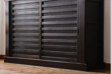 アンティーク家具　六尺　古民具・骨董　横桟引き戸の大きな木製アンティーク収納棚(水屋箪笥)