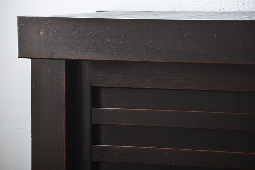 アンティーク家具　六尺　古民具・骨董　横桟引き戸の大きな木製アンティーク収納棚(水屋箪笥)