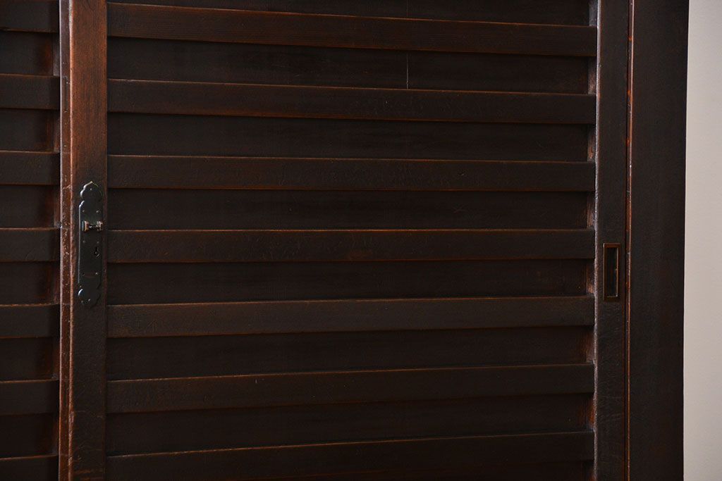 アンティーク家具　六尺　古民具・骨董　横桟引き戸の大きな木製アンティーク収納棚(水屋箪笥)