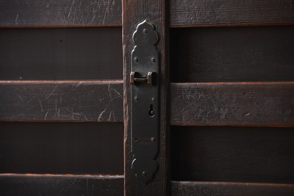 アンティーク家具　六尺　古民具・骨董　横桟引き戸の大きな木製アンティーク収納棚(水屋箪笥)