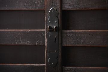 アンティーク家具　六尺　古民具・骨董　横桟引き戸の大きな木製アンティーク収納棚(水屋箪笥)