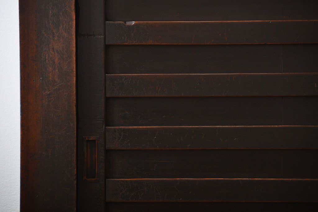 アンティーク家具　六尺　古民具・骨董　横桟引き戸の大きな木製アンティーク収納棚(水屋箪笥)