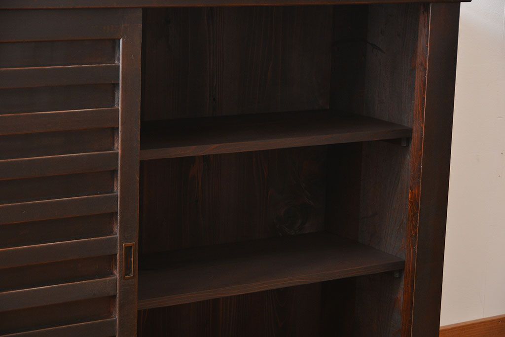 アンティーク家具　六尺　古民具・骨董　横桟引き戸の大きな木製アンティーク収納棚(水屋箪笥)