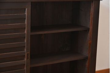 アンティーク家具　六尺　古民具・骨董　横桟引き戸の大きな木製アンティーク収納棚(水屋箪笥)