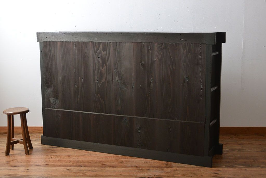 アンティーク家具　六尺　古民具・骨董　横桟引き戸の大きな木製アンティーク収納棚(水屋箪笥)