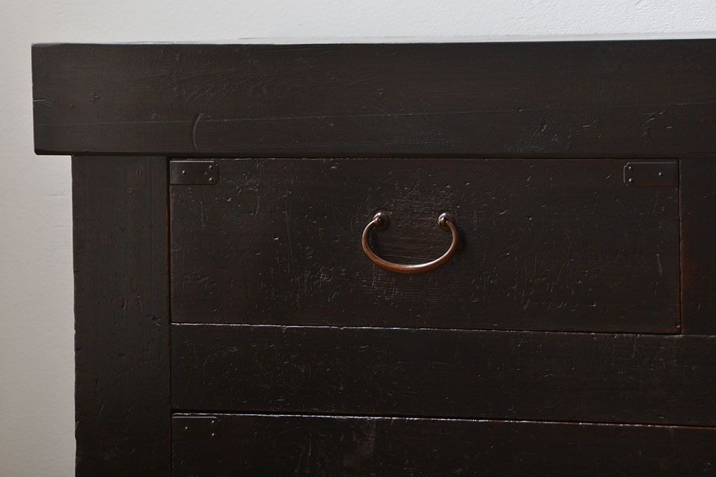 アンティーク家具　古民具・骨董　古い木製の重厚なアンティークローチェスト(水屋箪笥)