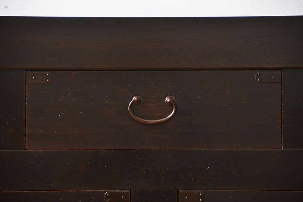 アンティーク家具　古民具・骨董　古い木製の重厚なアンティークローチェスト(水屋箪笥)