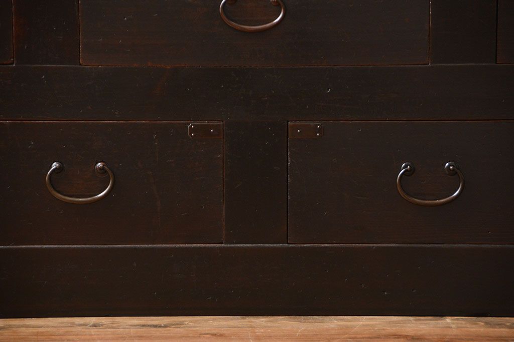 アンティーク家具　古民具・骨董　古い木製の重厚なアンティークローチェスト(水屋箪笥)