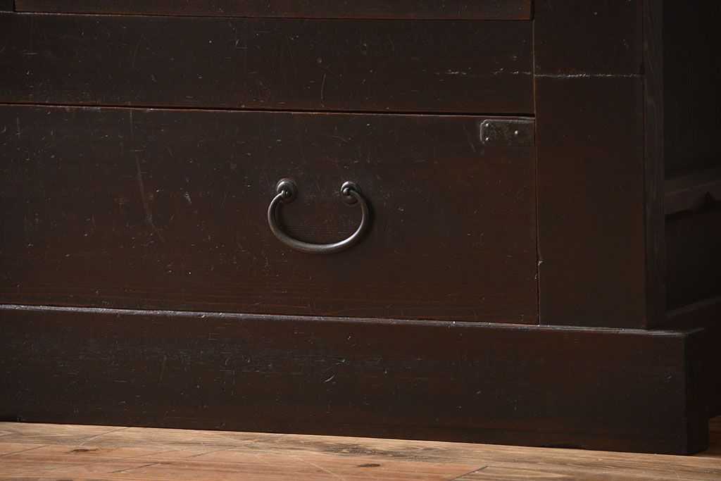 アンティーク家具　古民具・骨董　古い木製の重厚なアンティークローチェスト(水屋箪笥)