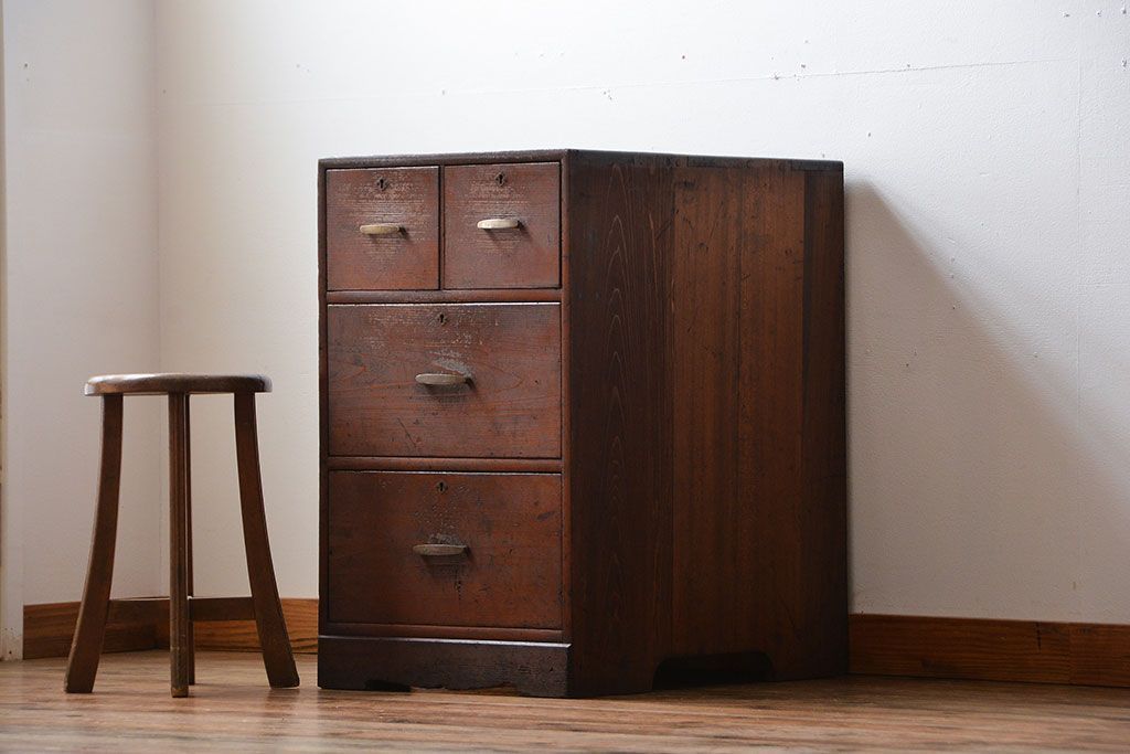 レトロ家具　和製アンティーク　レトロな古い木製の4杯引き出し
