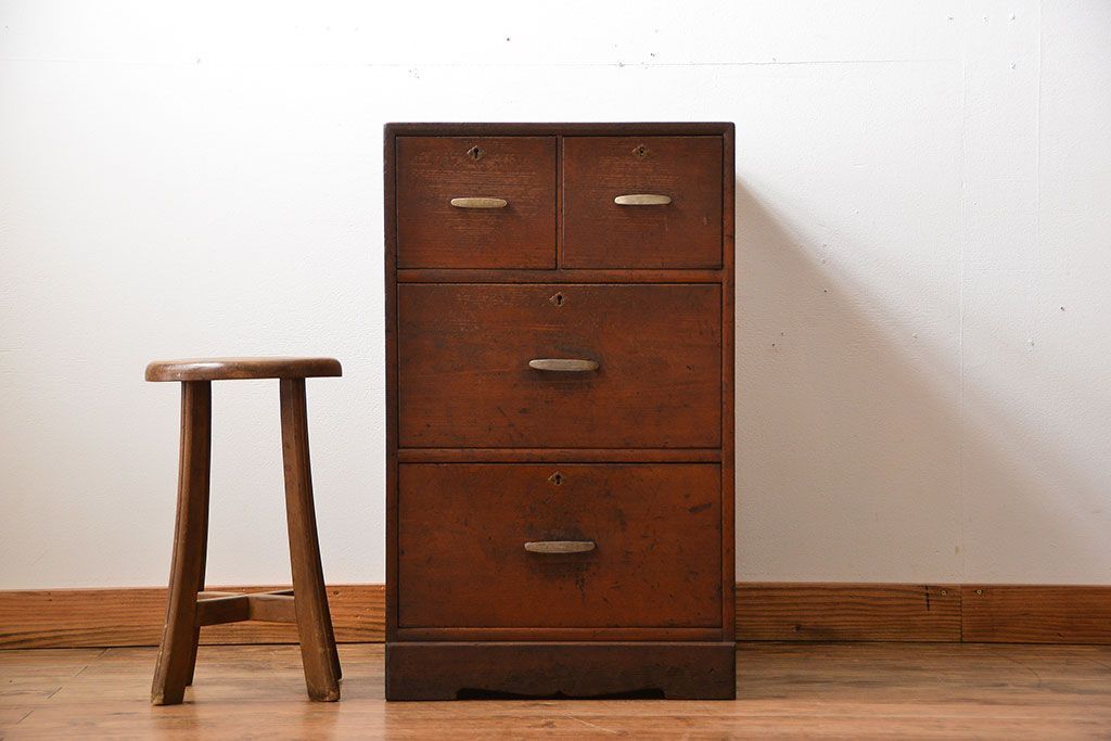 レトロ家具　和製アンティーク　レトロな古い木製の4杯引き出し