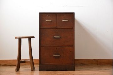 レトロ家具　和製アンティーク　レトロな古い木製の4杯引き出し