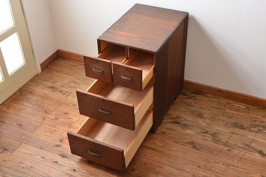 レトロ家具　和製アンティーク　レトロな古い木製の4杯引き出し