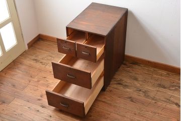 レトロ家具　和製アンティーク　レトロな古い木製の4杯引き出し