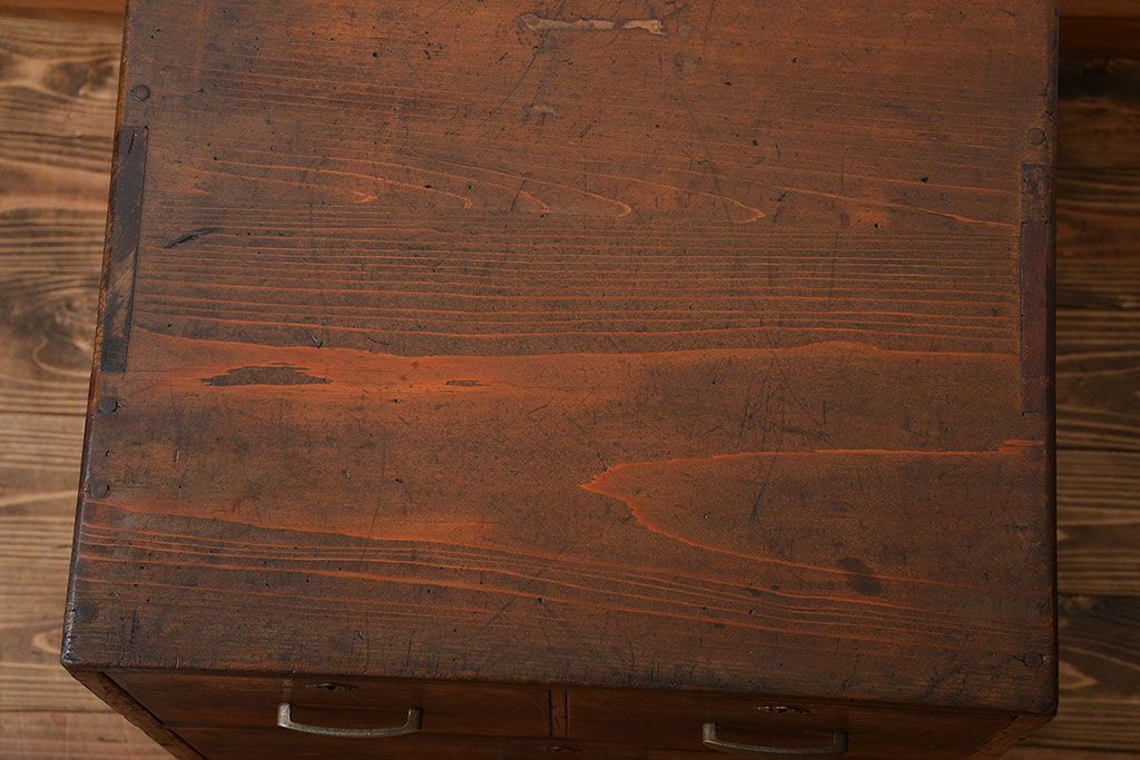 レトロ家具　和製アンティーク　レトロな古い木製の4杯引き出し