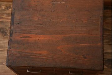 レトロ家具　和製アンティーク　レトロな古い木製の4杯引き出し