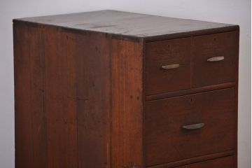 レトロ家具　和製アンティーク　レトロな古い木製の4杯引き出し