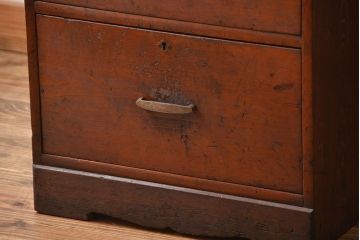 レトロ家具　和製アンティーク　レトロな古い木製の4杯引き出し